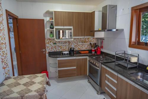 廚房, Linda casa com ar e piscina em Interlagos Vila Velha ES in 韋利亞鎮