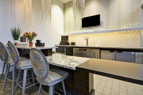 ห้องอาหาร, Homewood Suites Birmingham Downtown Near UAB near ตลาดที่เปปเปอร์เพลซ
