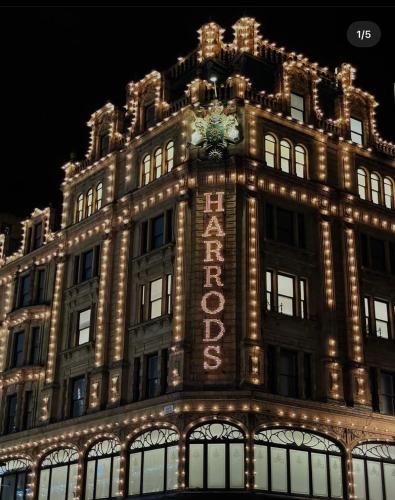 Luxury Knightsbridge apartment outside Harrods