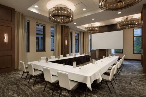 Embassy Suites Pittsburgh-Downtown - image 12