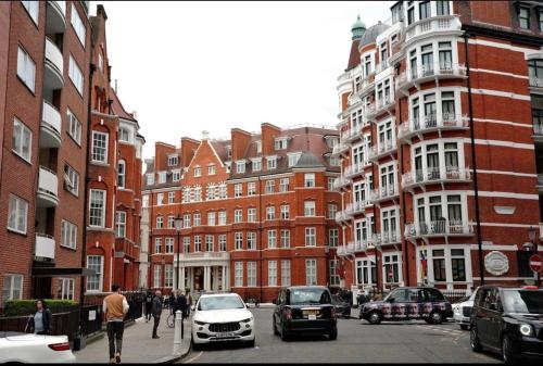 Luxury Knightsbridge apartment outside Harrods