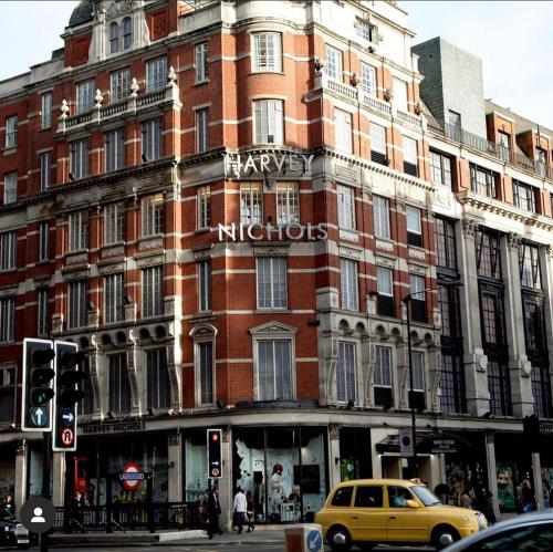 Luxury Knightsbridge apartment outside Harrods