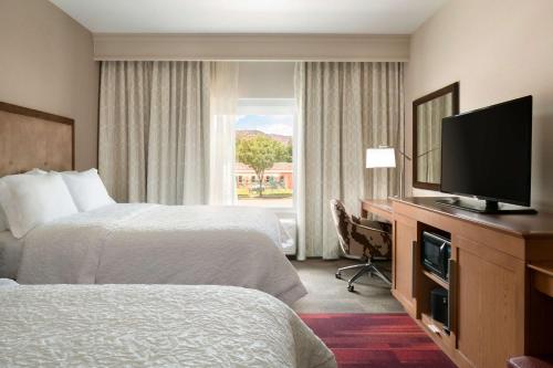2 queen beds