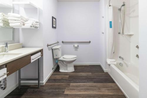 King Room with Accessible Tub - Mobility and Hearing Access/Non-Smoking