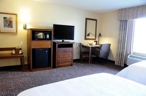 Hampton Inn & Suites Red Bluff - image 14