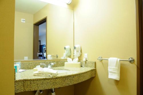 Hampton Inn & Suites Red Bluff - image 10