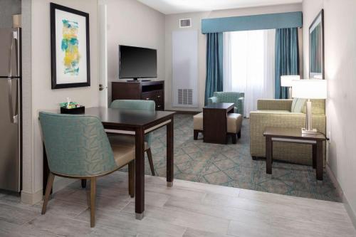 Homewood Suites by Hilton Phoenix Airport South - image 3