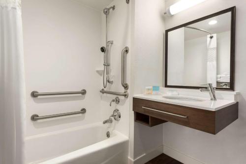 Hampton Inn Wausau - image 7