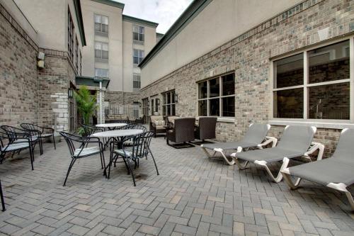 Hampton Inn & Suites Chicago/Aurora - image 6