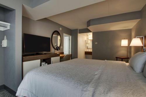 1 king bed, 1 sofa bed