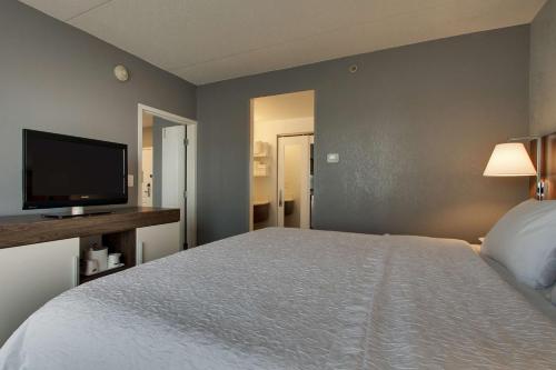 Hampton Inn & Suites Chicago/Aurora - image 9