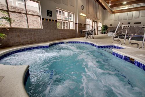 Hampton Inn & Suites Chicago/Aurora - image 13