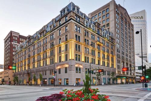 The Cincinnatian Hotel, Curio Collection by Hilton