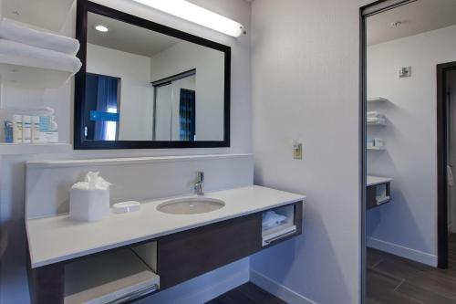 Hampton Inn & Suites-Wichita/Airport, KS