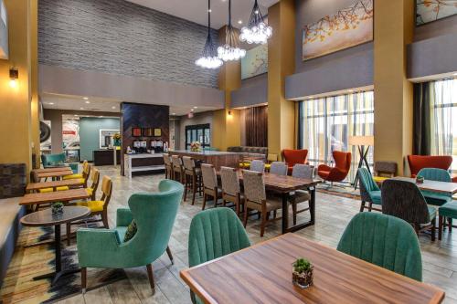 Hampton Inn & Suites-Wichita/Airport KS - image 8