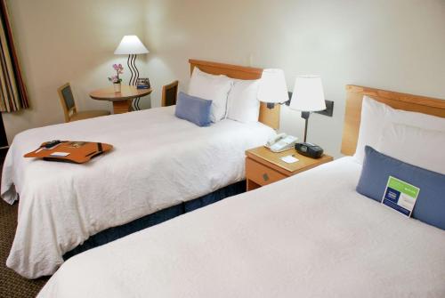 2 queen beds