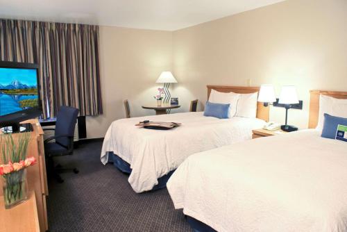 2 queen beds