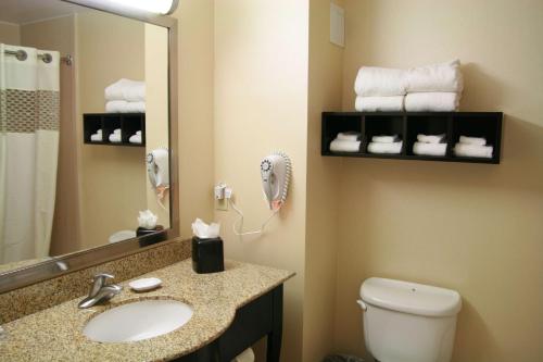Hampton Inn Topeka - image 10