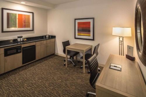 DoubleTree by Hilton Vancouver - image 11
