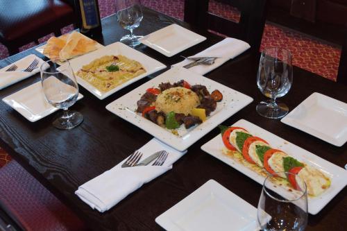 DoubleTree by Hilton - The Tudor Arms Hotel - image 3