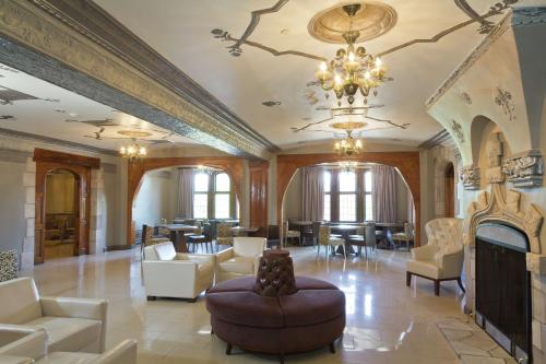 DoubleTree by Hilton - The Tudor Arms Hotel - image 14