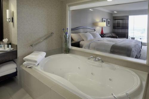 King Studio Suite with Sofa Bed and Whirlpool - US Falls View