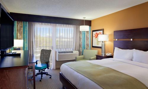 DoubleTree by Hilton Hotel Santa Fe Room Type - King Room - Disability Access