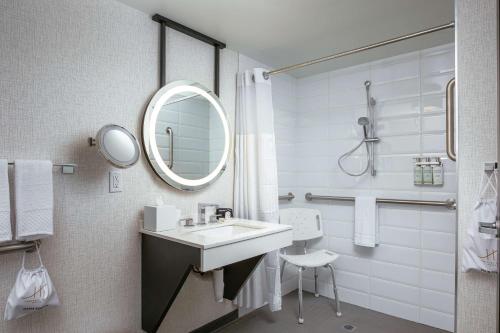 King Room with Roll-In Shower - Mobility Access