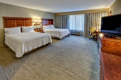2 queen beds