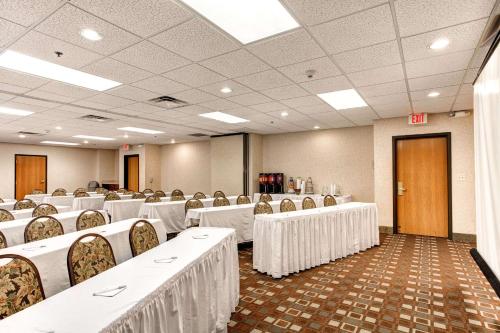 Hampton Inn & Suites Addison - image 8