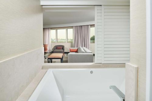 One-Bedroom King Suite with Jetted Tub