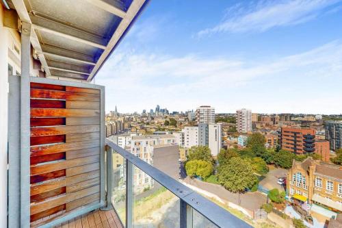 Spacious 3 bed with city views in Limehouse