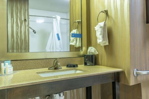 King Room with Accessible Tub - Mobility and Hearing Access/Non-Smoking