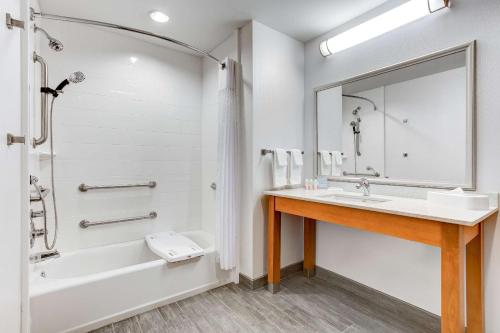 Hampton Inn & Suites Manchester TN - image 2