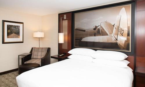 DoubleTree Hotel & Suites Charleston Airport Room Type - King Room with Bath Tub - Accessible/Non-Smoking DoubleTree Hotel & Suites Charleston Airport Room Type - King Room with Bath Tub - Accessible/Non-Smoking
