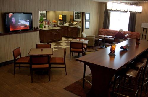 Hampton Inn - Burlington - image 8