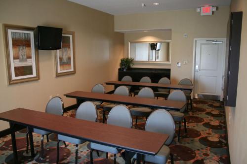 Hampton Inn La Grange - image 10