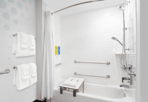 King Room with Bath Tub - Mobility Access