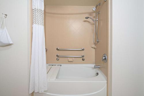 Hampton Inn & Suites Bakersfield/Hwy 58, CA Room Type - Double Room with Two Queen Beds and Bath Tub - Mobility Access