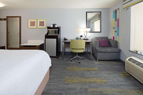 Hampton Inn and Suites Bakersfield / Highway 58 - image 7