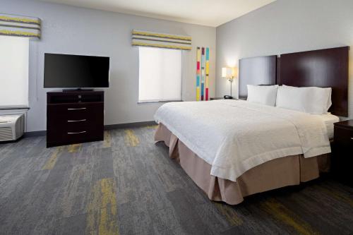 Hampton Inn & Suites Bakersfield/Hwy 58, CA Room Type - King Studio Suite - Non-Smoking
