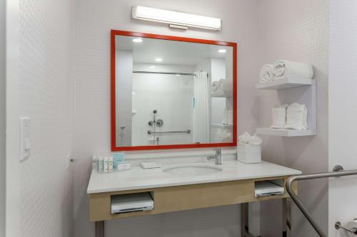 Hampton Inn by Hilton Oakland Downtown-City Center Room Type - King Room - Hearing Access/Non-Smoking