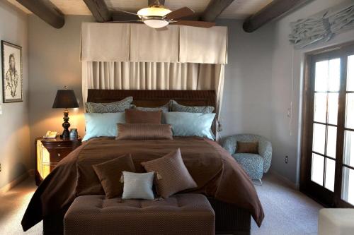 1 king bed, 1 sofa bed