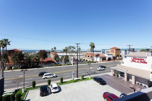 Hampton Inn & Suites by Hilton Hermosa Beach Room Type - King Study Room with Balcony - Non-Smoking