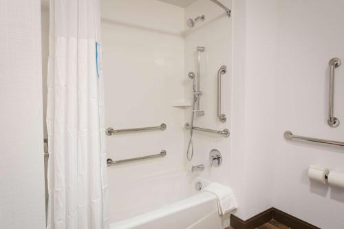 King Room with Tub - Mobility Access