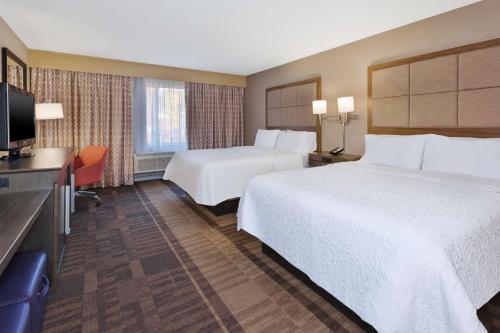2 queen beds
