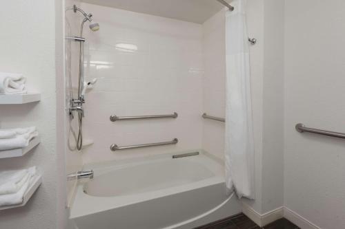 Hampton Inn Waterbury - image 10