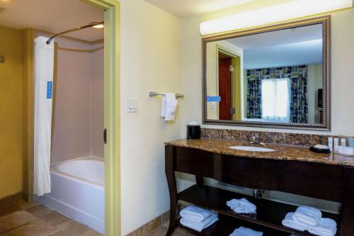 Hampton Inn & Suites - Fort Pierce - image 11