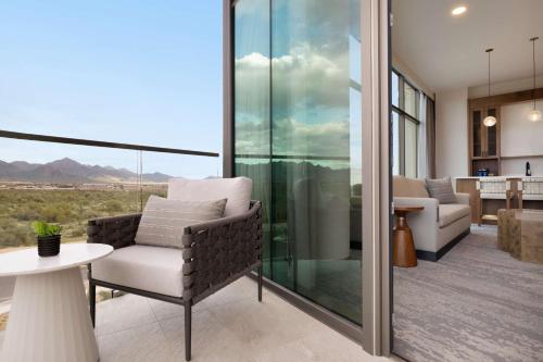 King Suite with Mountain View room in Hilton North Scottsdale at Cavasson