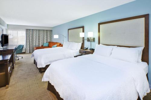 2 queen beds, 1 sofa bed